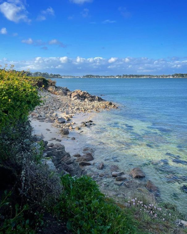 beaches between the harbour in La Trinité and the Kerbihan point